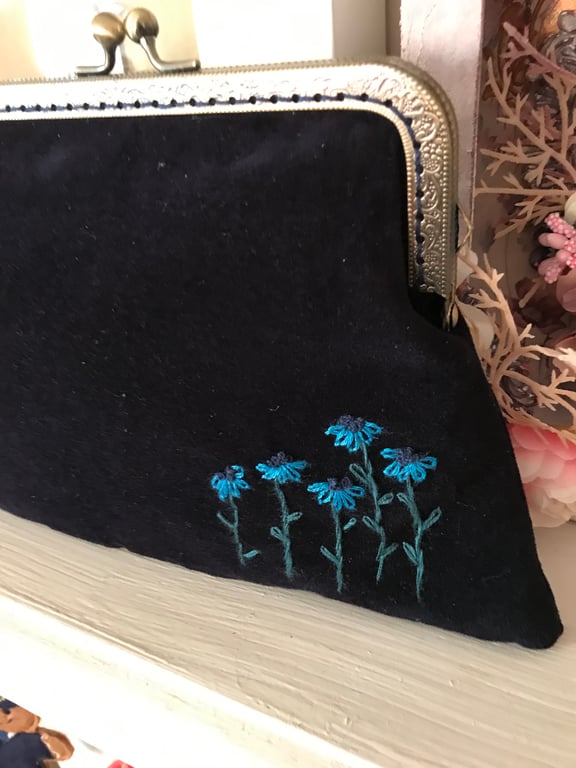 Vintage look - Navy Blue Velvet Embroidered 15cm Purse