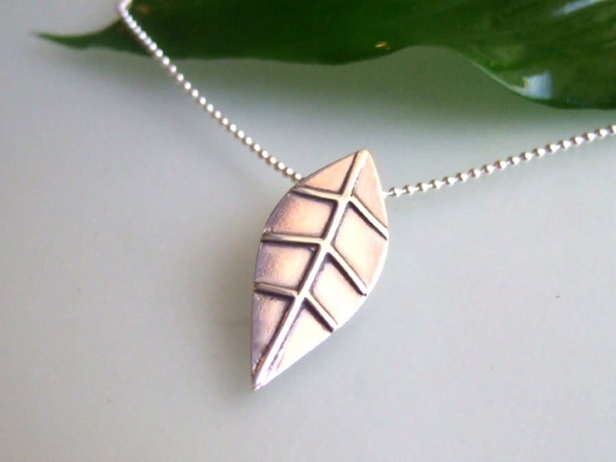 Stylised leaf design pendant