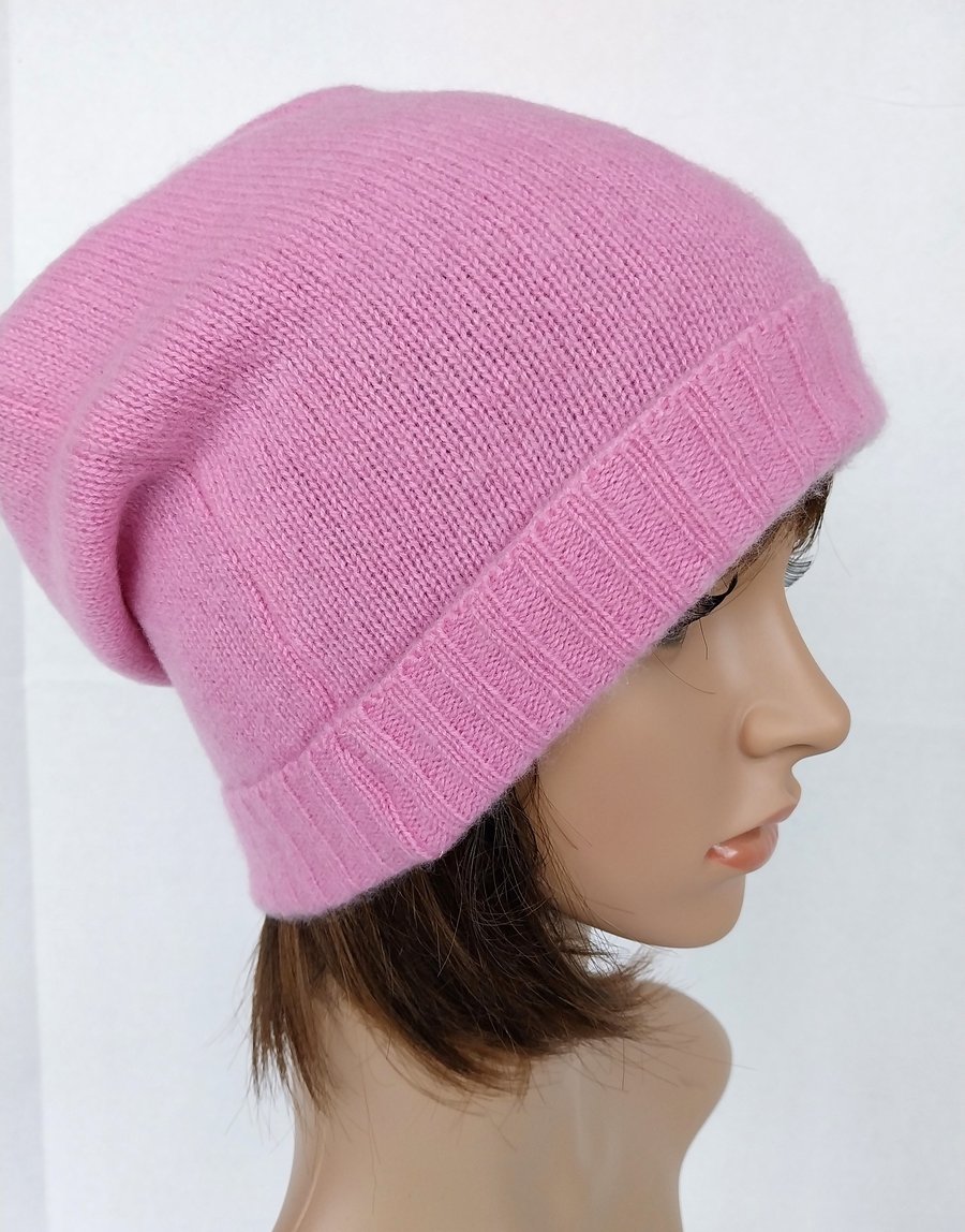 Pink sloppy beanie in recycled 100% cashmere