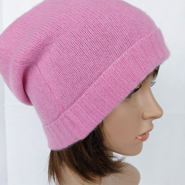 Pink sloppy beanie in recycled 100% cashmere