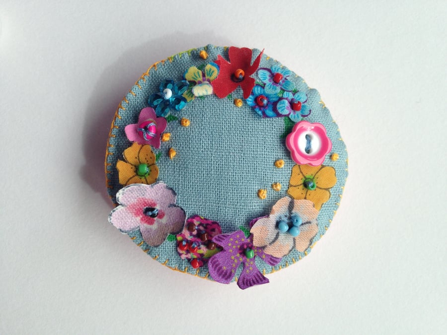 Blue flowery wreath brooch