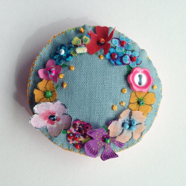 Blue flowery wreath brooch