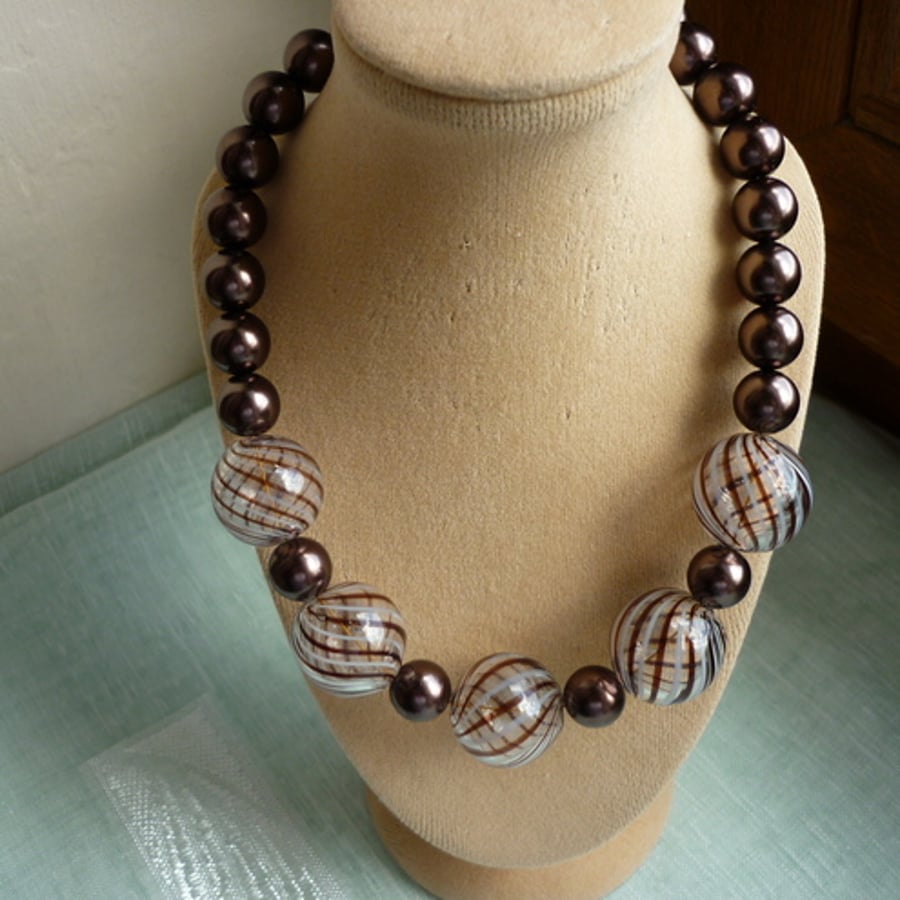 CHOCOLATE PEARLS AND GLASS SWIRL BEAD NECKLACE. 061