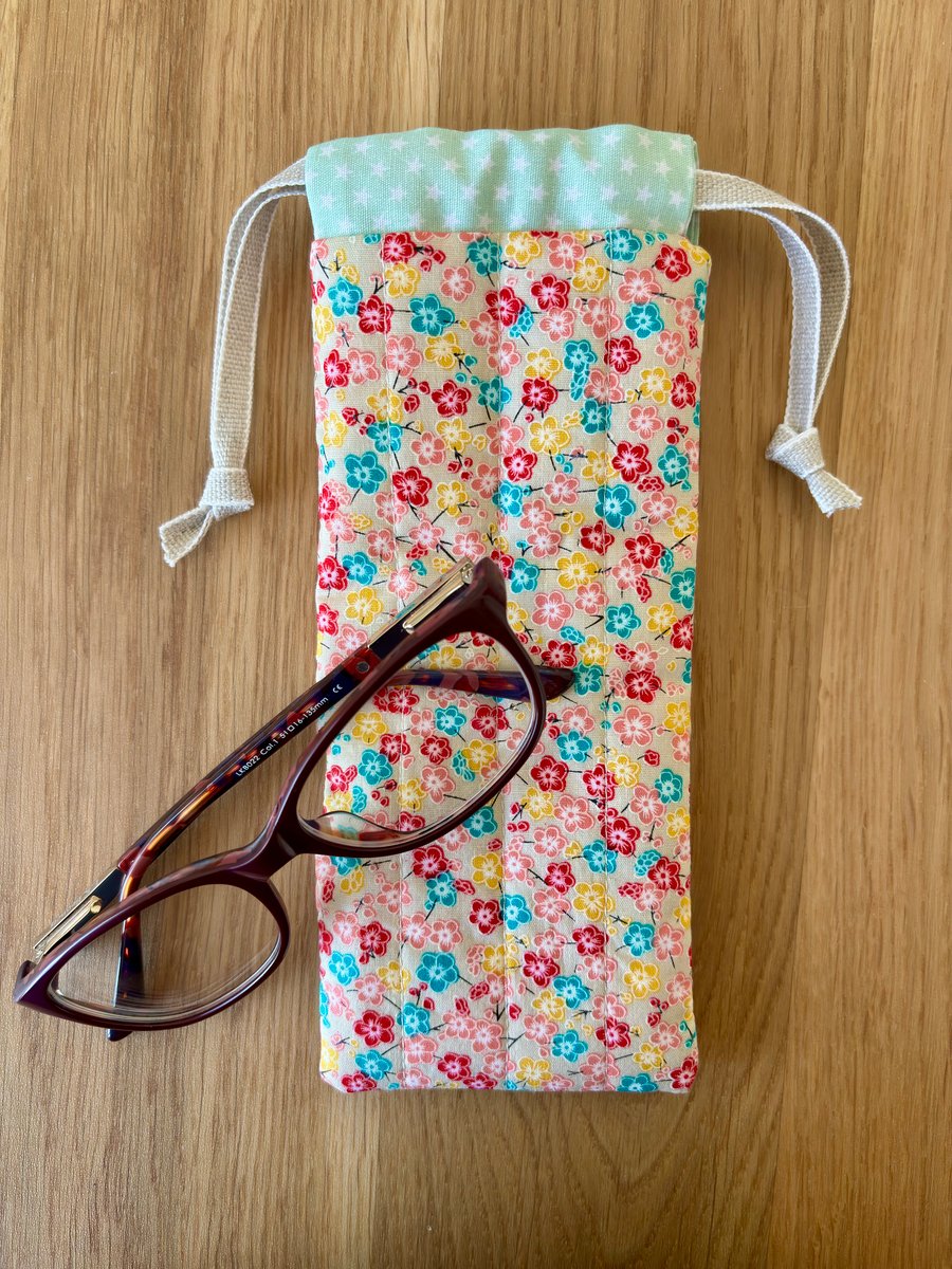 Glasses case, sunglasses pouch, padded, with drawstring,  in floral print.