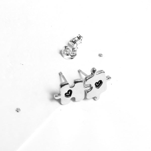 Puzzle heart stud earrings