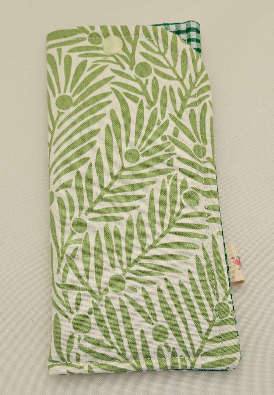 Glasses case in a classic William Morris fabric.