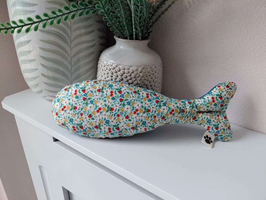 Large Cat Kicker – Organic UK Catnip Toy – Fabric Fish Toy – Handmade in Norfolk