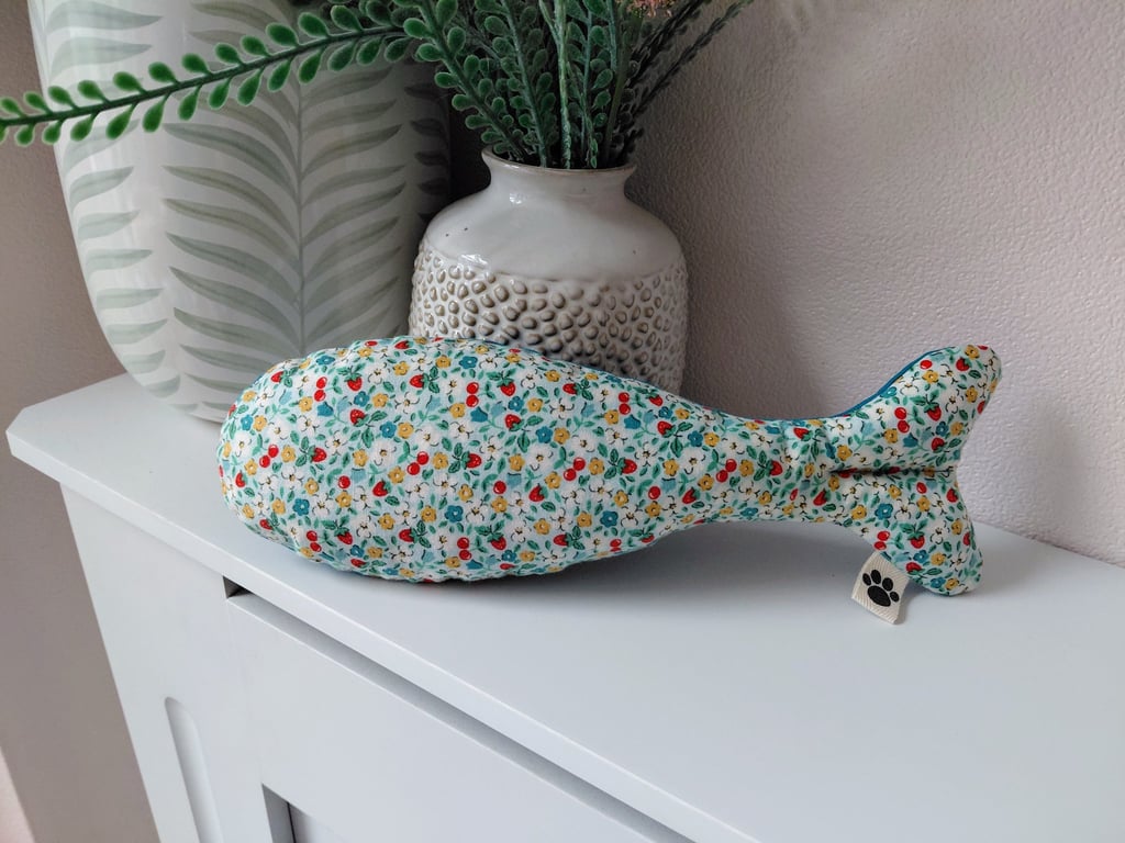 Large Cat Kicker – Organic UK Catnip Toy – Fabric Fish Toy – Handmade in Norfolk