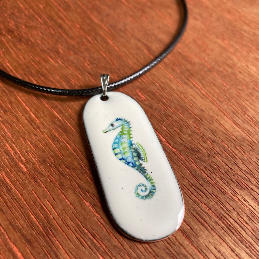 Sea horse enamelled pendant