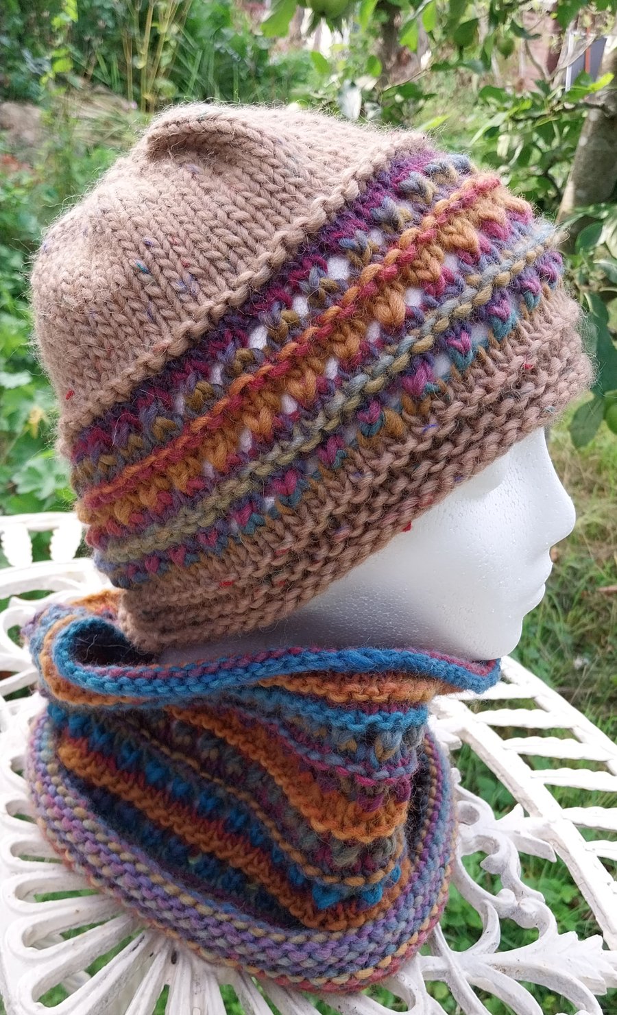 Handknit chunky wool hat and cowl set col 1