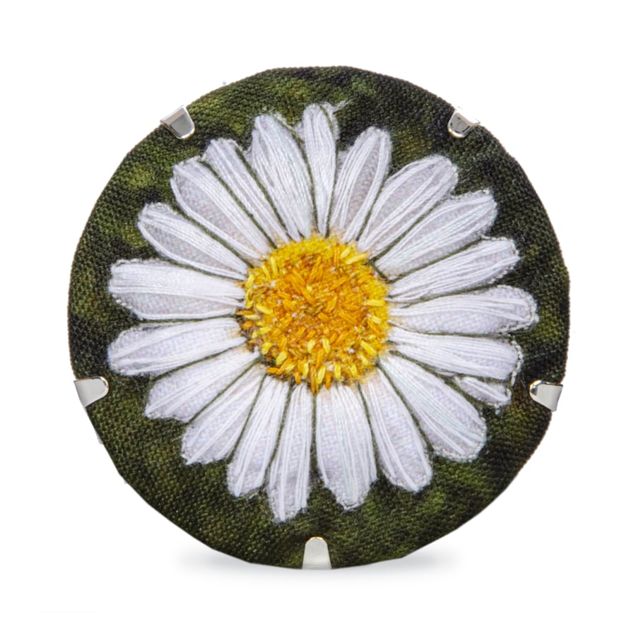 Daisy brooch