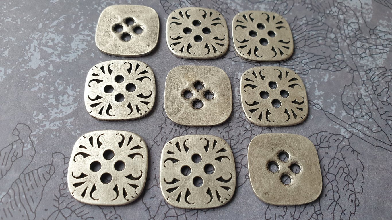 22.4mm 36L Square Antique Silver Buttons