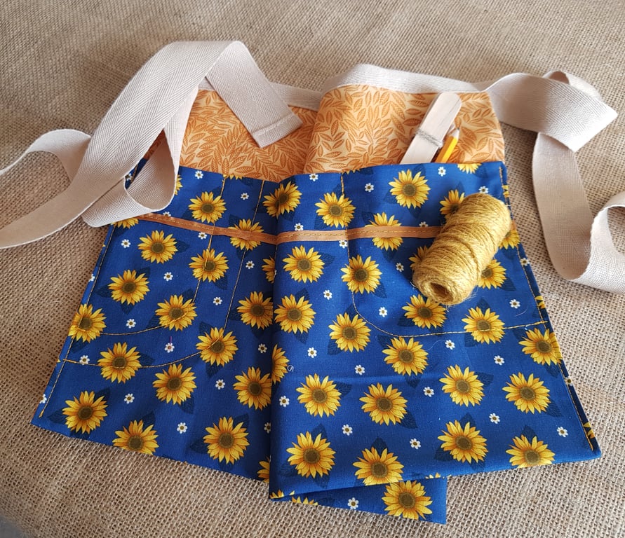 Garden apron with twine, wooden labels and pencil: daisies 