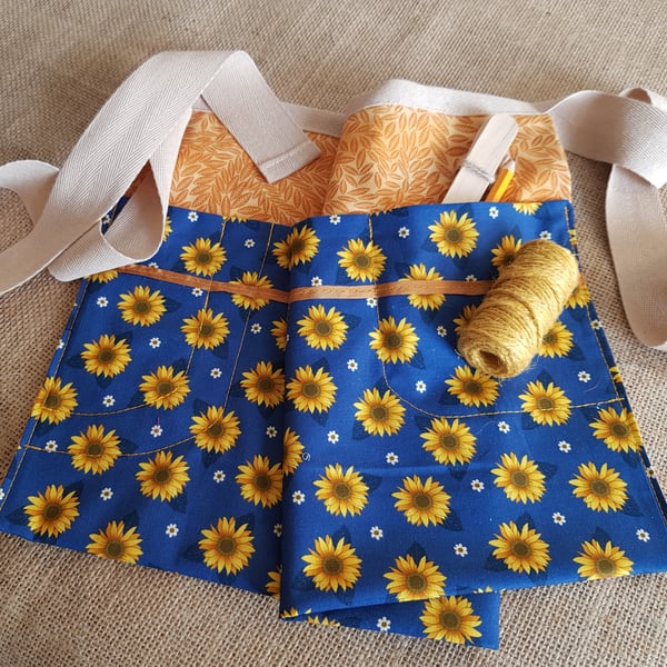 Garden apron with twine, wooden labels and pencil: daisies 