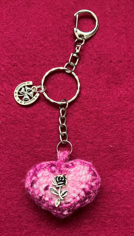 Crochet heart keyring and bag clip in shades of pink 