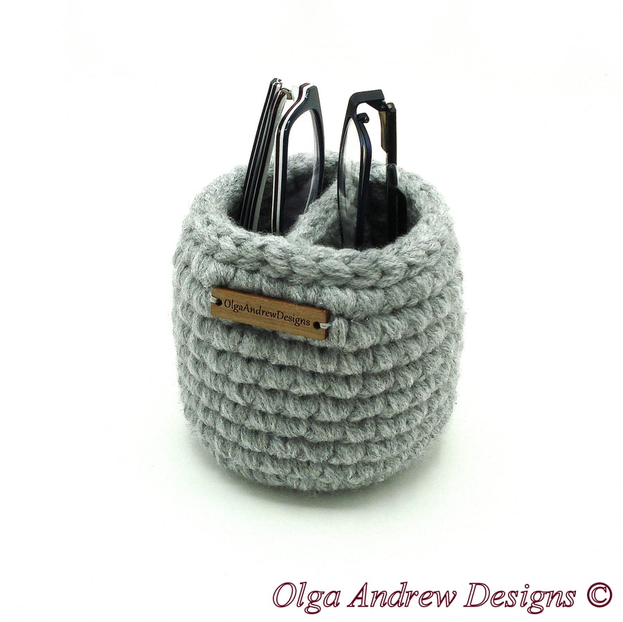 Soft divided eyeglass holder, multiple glasses stand, bedside eyeglass organizer