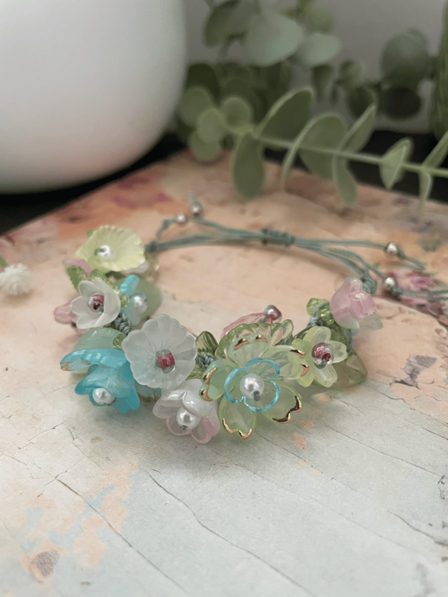 Pretty floral beaded bracelet, summer accessories, gift teen girl, bridesmaid 