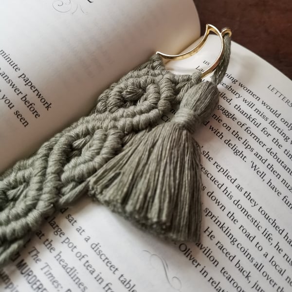 Handmade macrame bookmark for bookworm, boho inspired accessories, green, moon