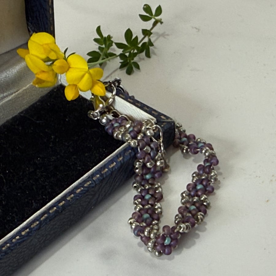 Delicate floral bracelet, summer daisy chain bracelet. 