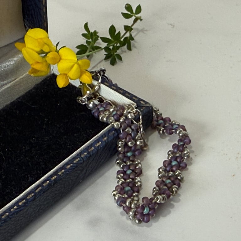 Delicate floral bracelet, summer daisy chain bracelet. 