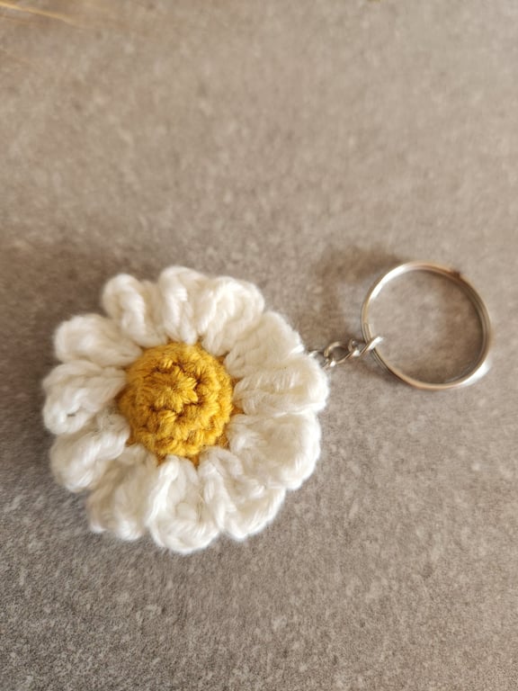 Daisy bag charm, Crochet keyring 