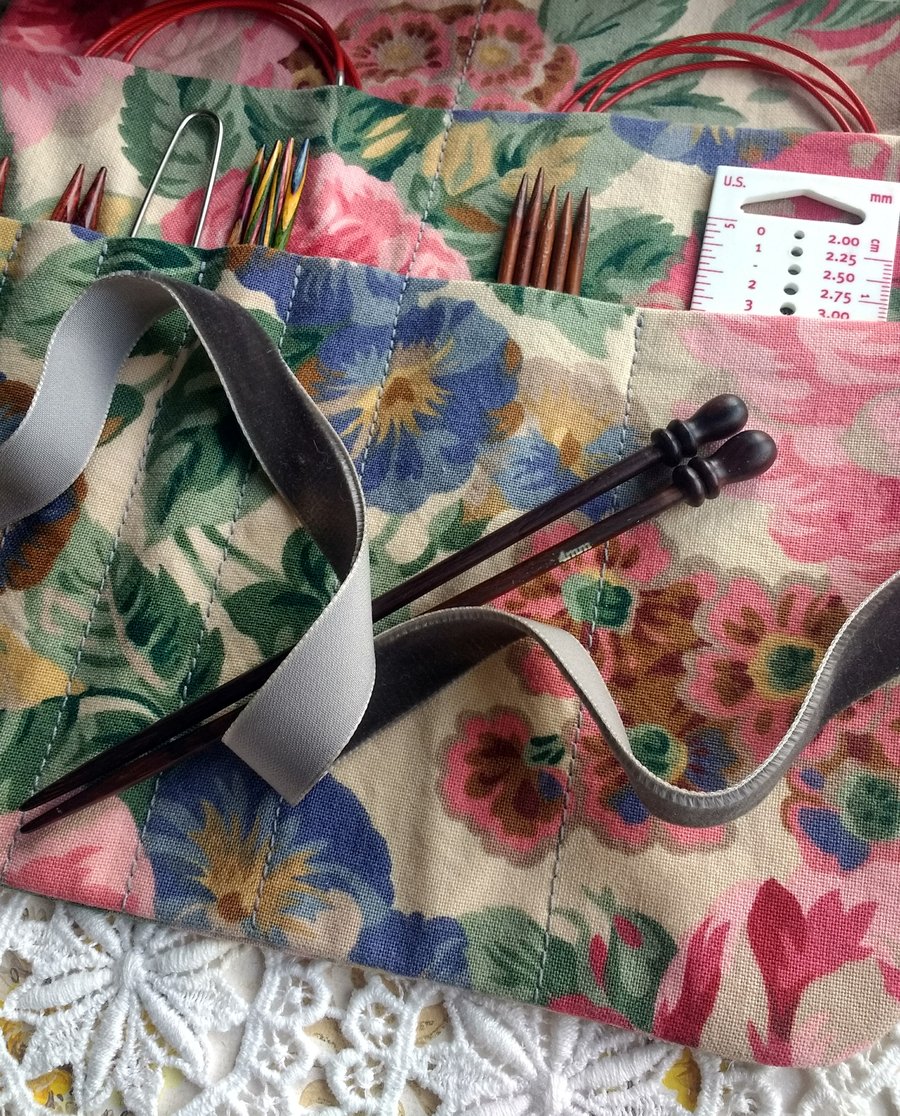 The "Lara" knitting needle travel wrap