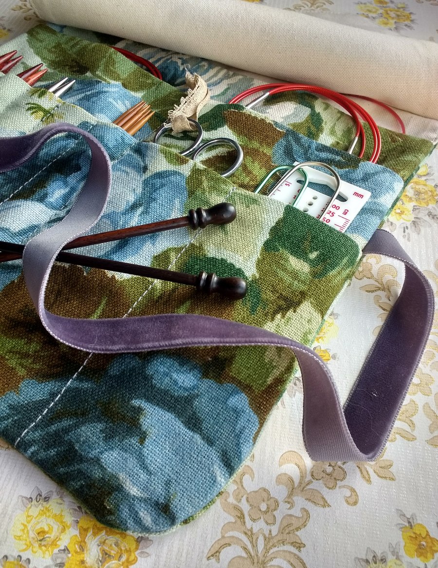 The "Lara" knitting needle travel wrap