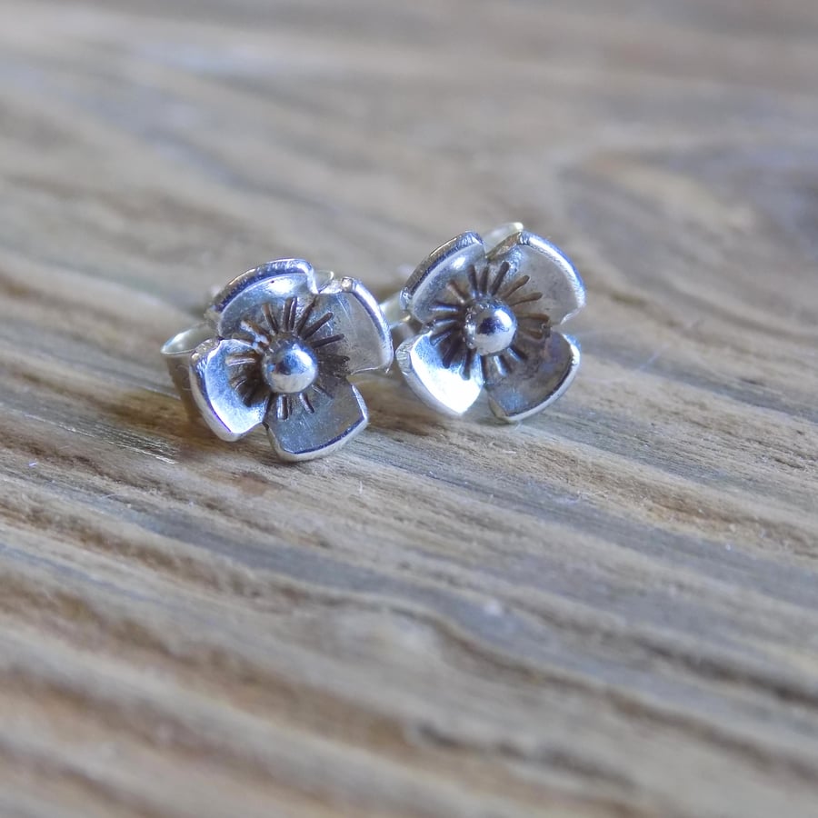 Sterling silver pretty flower post earrings 