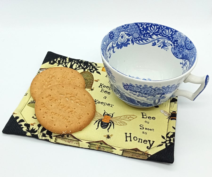 Bee Mug Rug 13FF