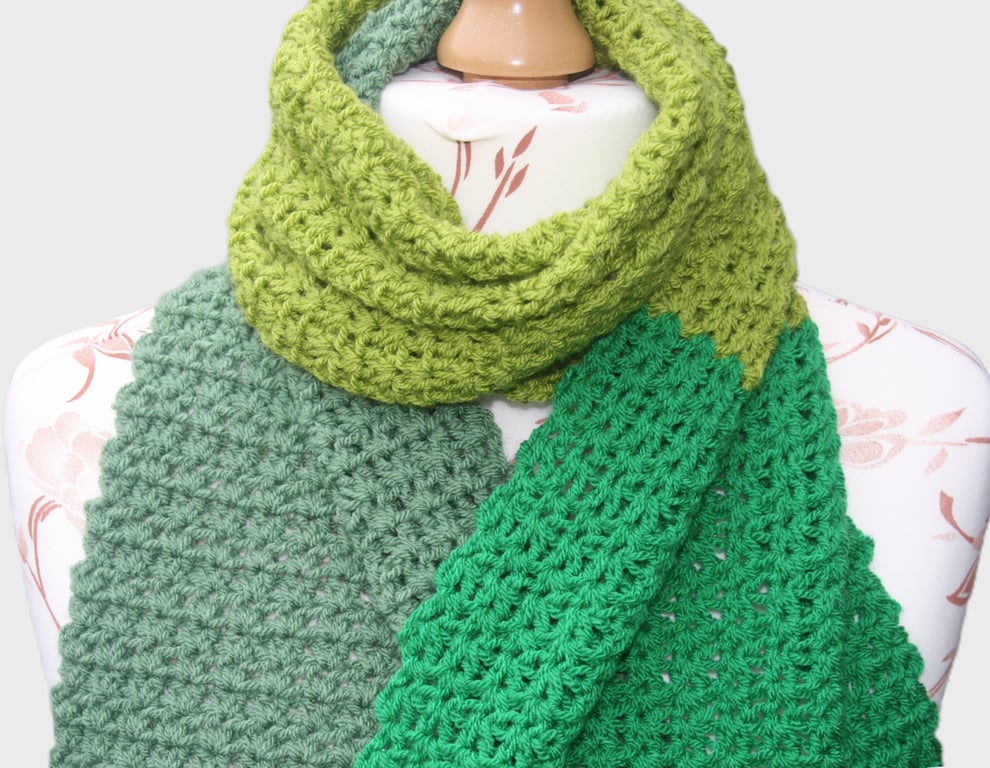 Pretty Crochet Scarf With Flowers 