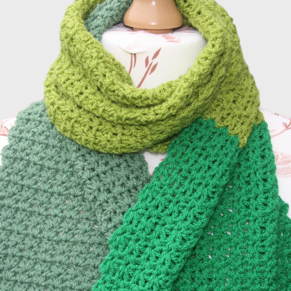 Pretty Crochet Scarf With Flowers 