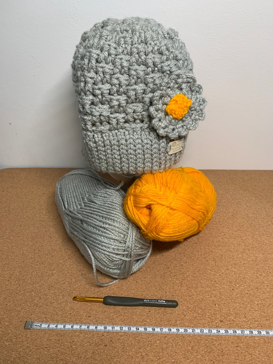 Crocheted flower appliqué hat