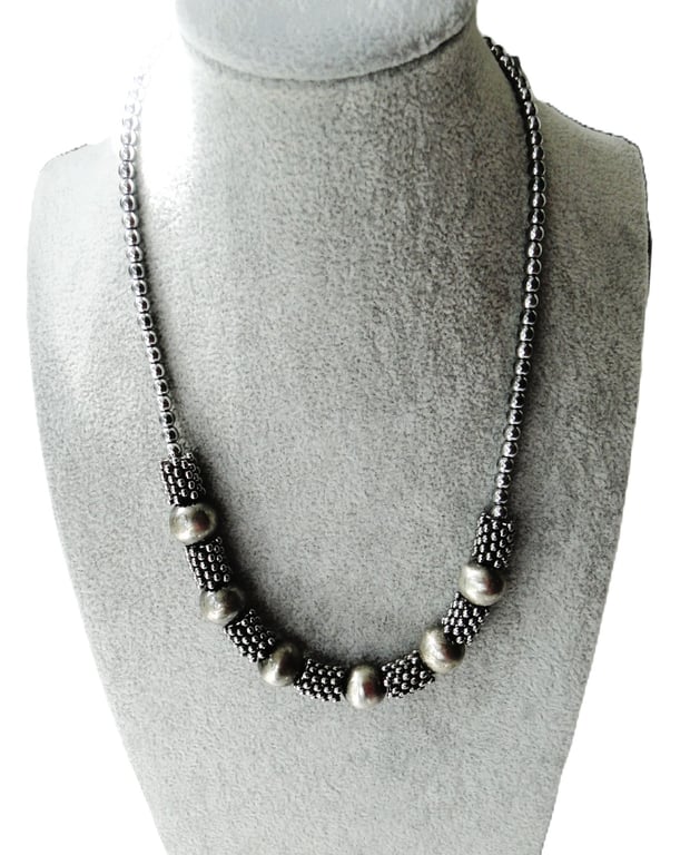 Gunmetal necklace in silvery grey with a toggle clasp