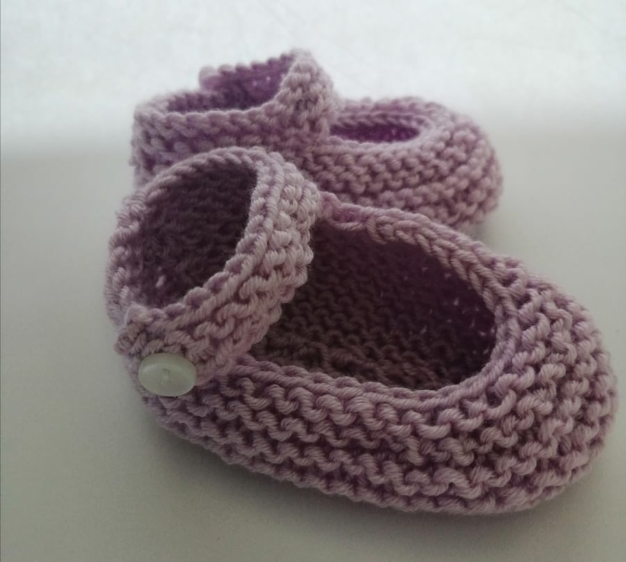 0-6 months hand knitted baby girl shoes in lilac 