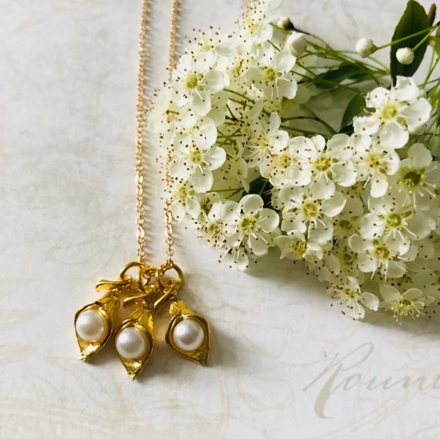 Flower with 'pearl' necklace