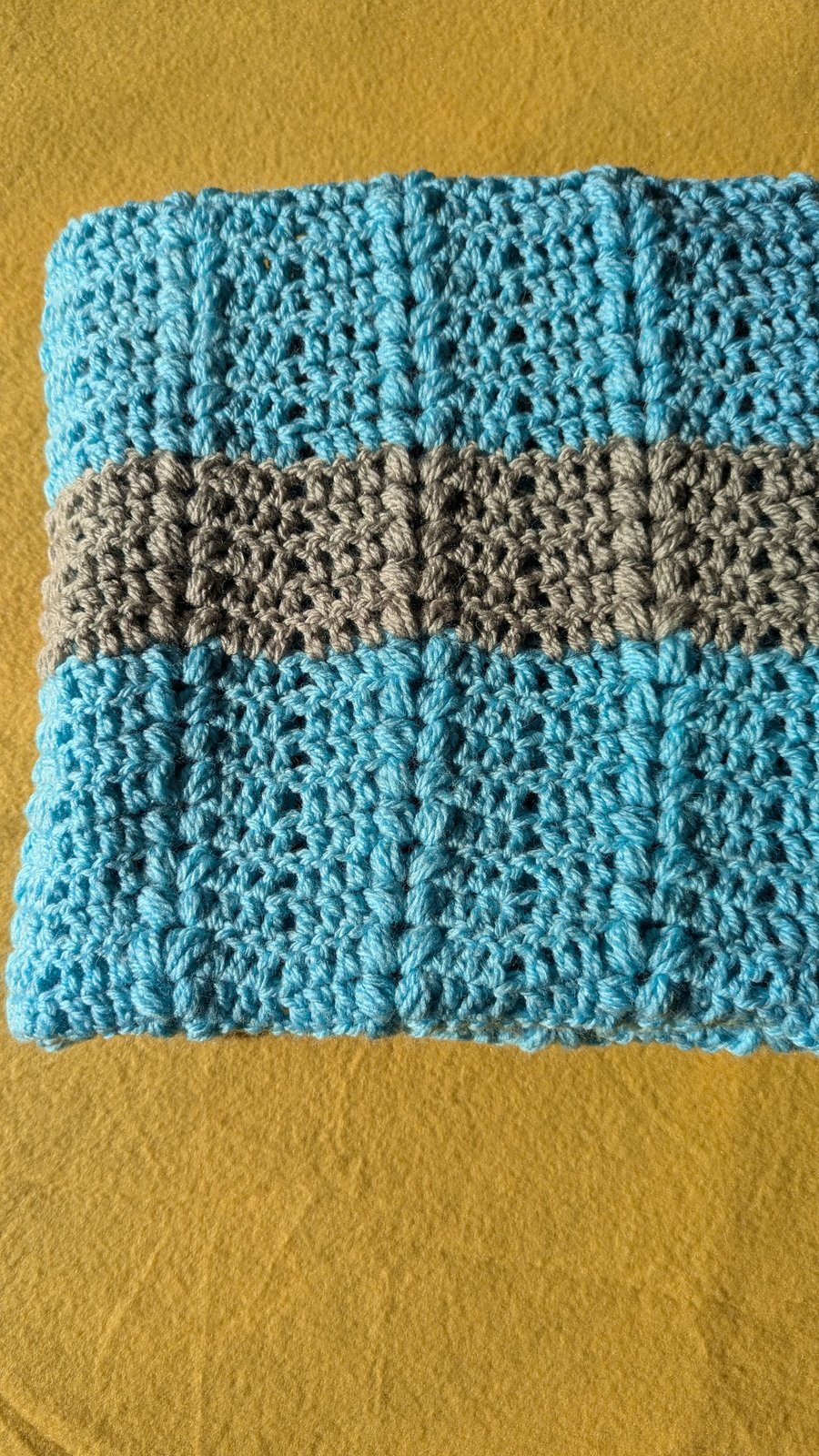 Baby blanket in blue and gray