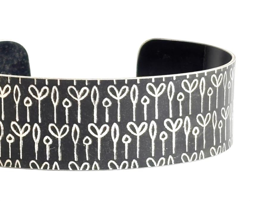 Spring buds pattern aluminium cuff black - second