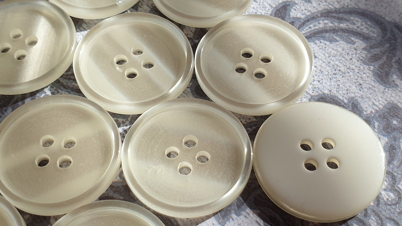 22.4mm 36L Italian polyester pearl ripple effect. Lots of movement