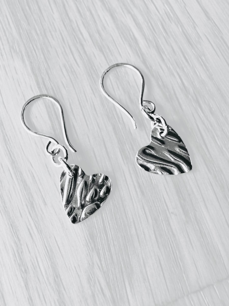 Embossed heart earrings 