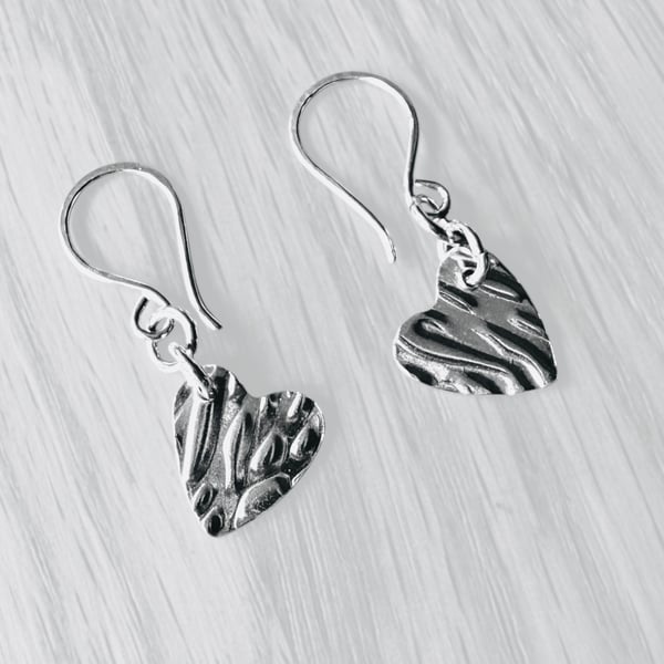 Embossed heart earrings 