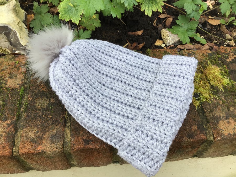 Warm winter hat in Light Grey acrylic yarn with Merino wool. Faux fur Pom pom