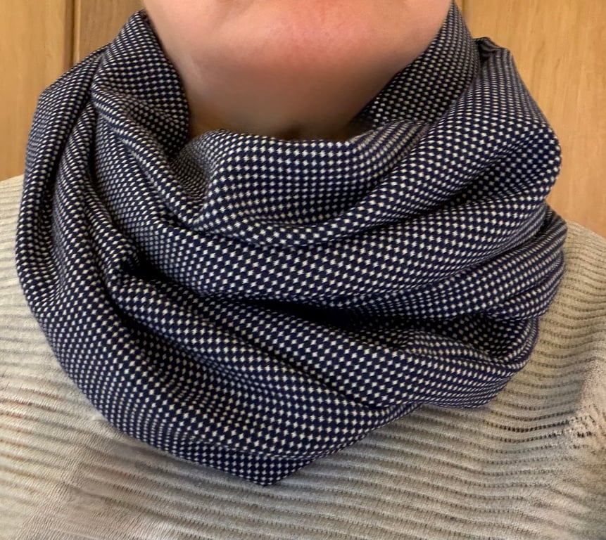 Infinity scarf in navy blue and white