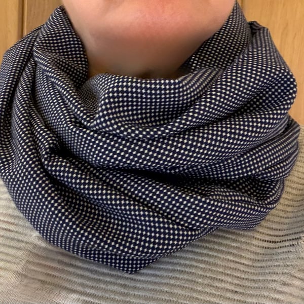 Infinity scarf in navy blue and white