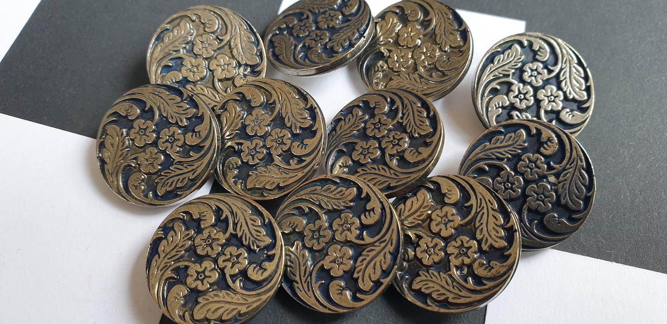 7 8" 22.4mm 36L Antique Silver FLORAL Buttons x 7 (LAST  7 EVER)