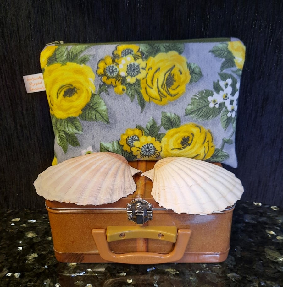 Lovely retro zip pouch yellow roses