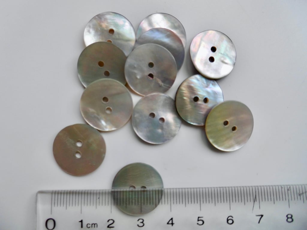 12 round shell mother of pearl buttons 18mm 2 hole