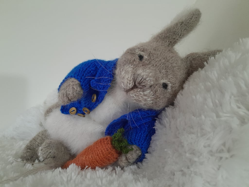 Sleepy Bunny, dotpebblesknits design