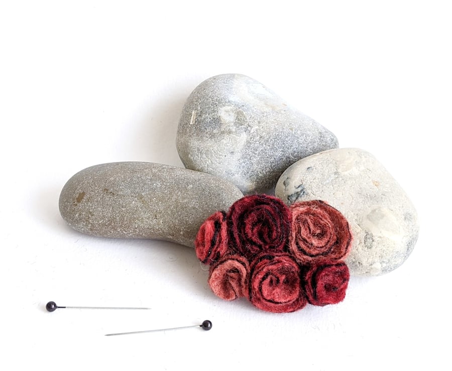 Small vintage inspired felted flowers brooch in shades of autumnals