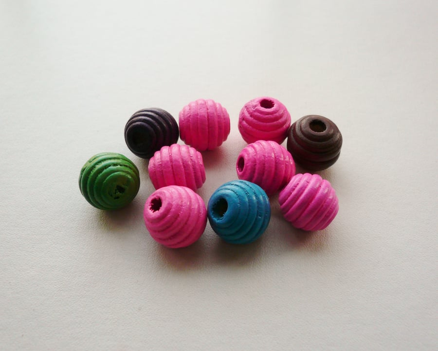 10 x Round Wooden Ribbed Beads
