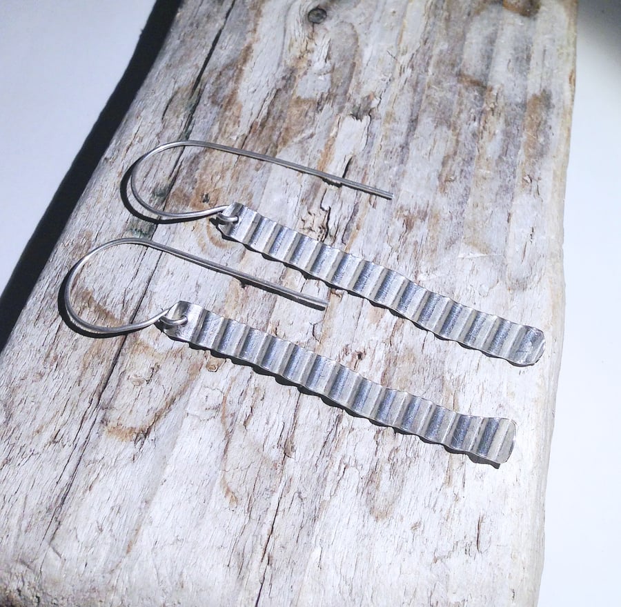 Corrugated Hammered Sterling Silver Earrings (ERSSDGCG1) - UK Free Post